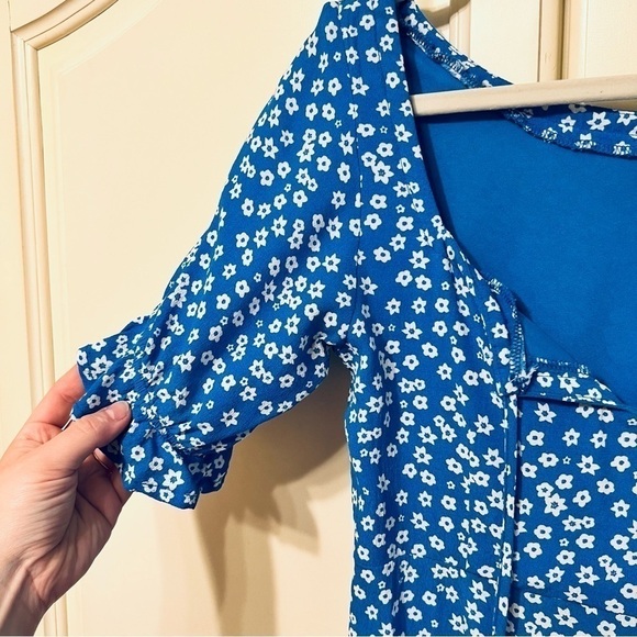 Skylar and Madison Mini Tie Waist Puff Sleeve V-Cut Dress in Blue & White, Small - Picture 4 of 9